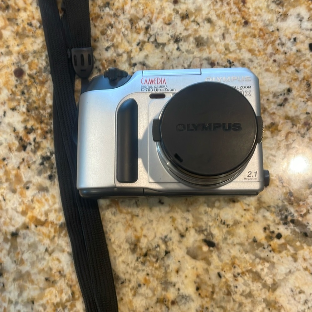 Olympus C-700